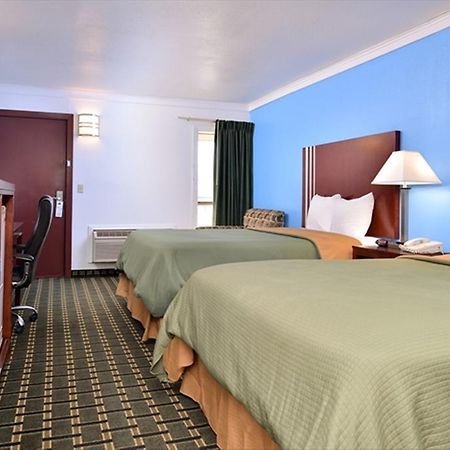 Executive Inn Edmond Room photo